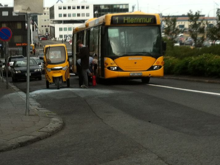 Menn á gulum farartækjum taka höndum saman og slökkva eld í rafgeymi.