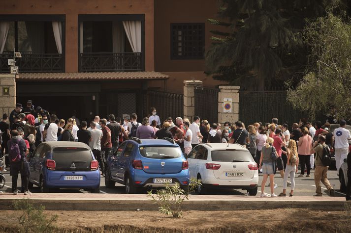 Nokkuð fár var fyrir framan H10 Costa Adeje Palace hótelið á Tenerife í dag.