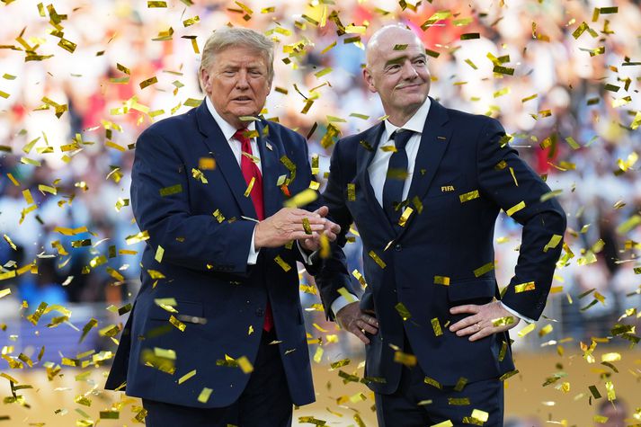 Gianni Infantino, forseti FIFA, við hlið Donald Trump Bandaríkjaforseta á verðlaunaathöfn heimsmeistaramótsins á dögunum.