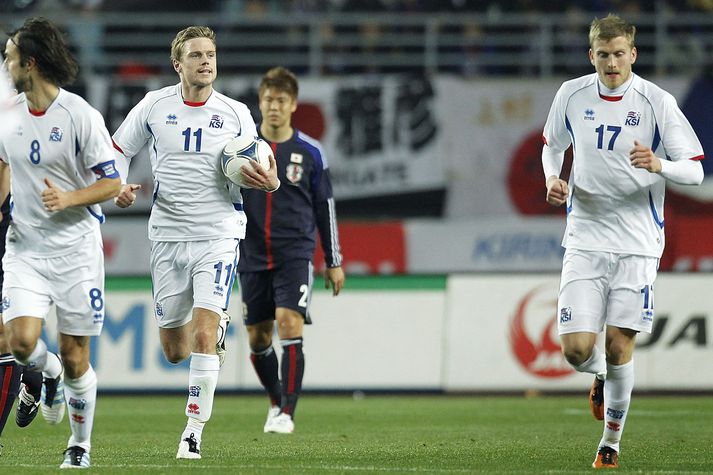 Arnór fagnar hér marki sínu gegn Japan í fyrsta leik landsliðsins undir stjórn Lars Lagerback.