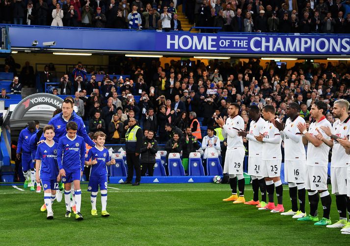 Leikmenn Watford standa heiðursvörð fyrir Englandsmeistara Chelsea fyrir þremur árum.