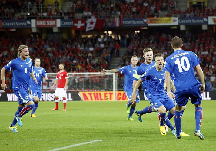 Jóhann Berg Guðmundsson fagnar fyrsta marki sínu af þremur í 4-4 jafntefli á móti Sviss í gær. Jóhann Berg hljóp beint til Gylfa Þórs Sigurðssonar sem lagði upp tvö fyrstu mörkin hans með einstökum sendingum. Birkir Bjarnason og Aron Einar Gunnarsson eru ekki langt undan. 