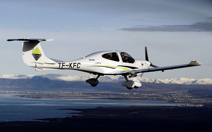 DA-40 TDI kennsluflugvél Vel viðraði í kynningarflugi nýrra kennsluflugvéla Flugakademíu Keilis í gær. Hér má sjá fjögurra sæta DA-40 TDI vél, sem búin er nýjustu tækjum og með búk úr koltrefjum, sem eru sterkari en ál, með höfuðborgina í baksýn. 