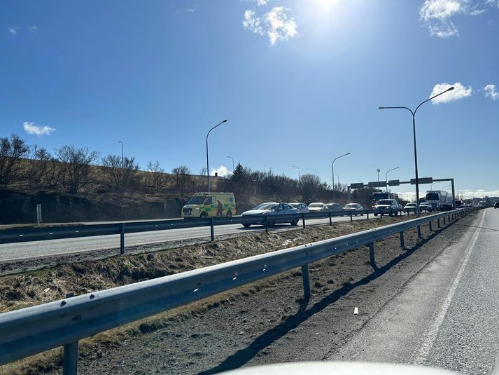 Fjögurra bíla árekstur á Miklubraut olli miklum umferðartöfum síðdegis í dag