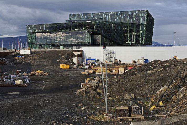 Áformum um byggingu hótels við Hörpu var slegið á frest í kjölfar hrunsins, en kínverski athafnamaðurinn Huang Nubo hefur áhuga á því að reisa hótel á reitnum.Fréttablaðið/Vilhelm