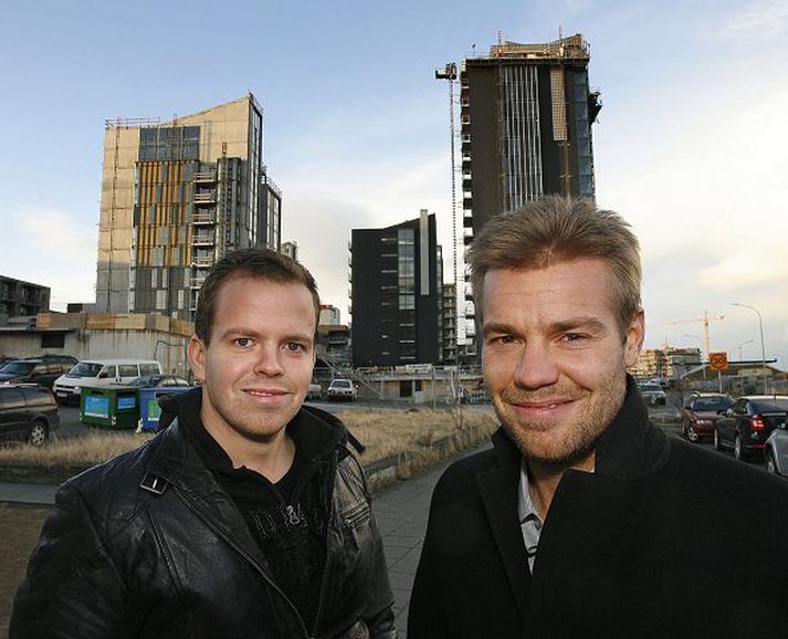 í skuggahverfinu Helgi Jean Claessen og Sölvi Tryggvason í Skuggahverfinu þar sem söguhetjan Hákon Karl átti íbúð.
fréttablaðið/pjetur