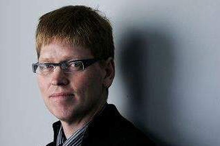 Séra Þórhallur var með hugmynd að þætti um hamingjuna, en Stöð 2 hefur sýningar á hamingjuþáttum í mars.