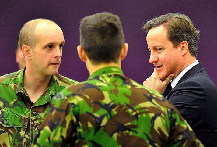 Cameron ræðir við hermenn David Cameron, forsætisráðherra Breta, kynnti niðurskurðinn í gær. nordicphotos/AFP