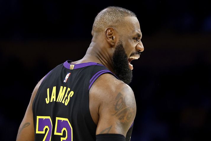 LeBron James var sáttur með að vera kominn aftur í búningi Los Angeles Lakers og aftur inn á völlinn. Um leið setti hann met með því að byrja sitt 23. tímabil í NBA.