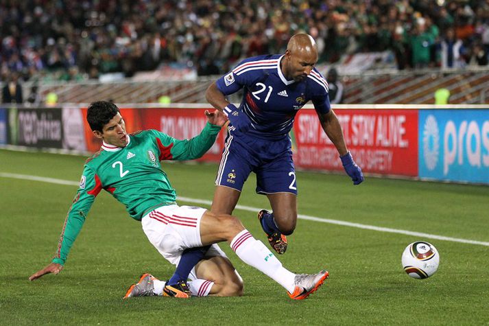 Francisco Rodriguez í baráttu við Nicolas Anelka