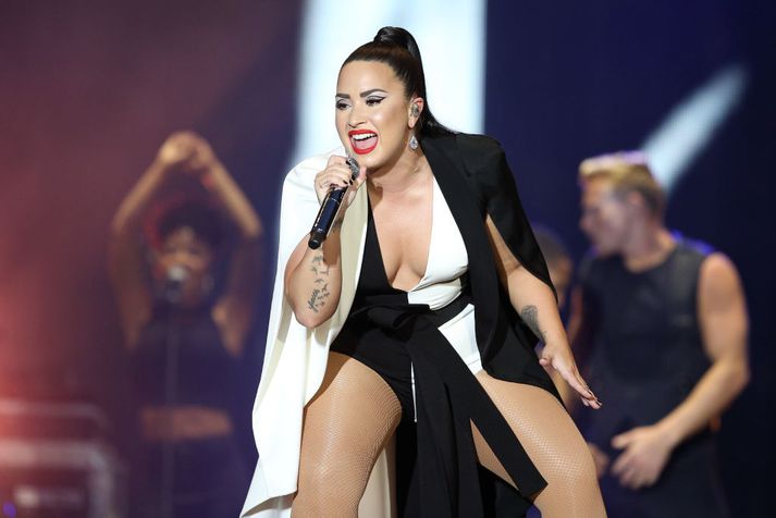 Demi Lovato dvelur nú á meðferðarstofnun.