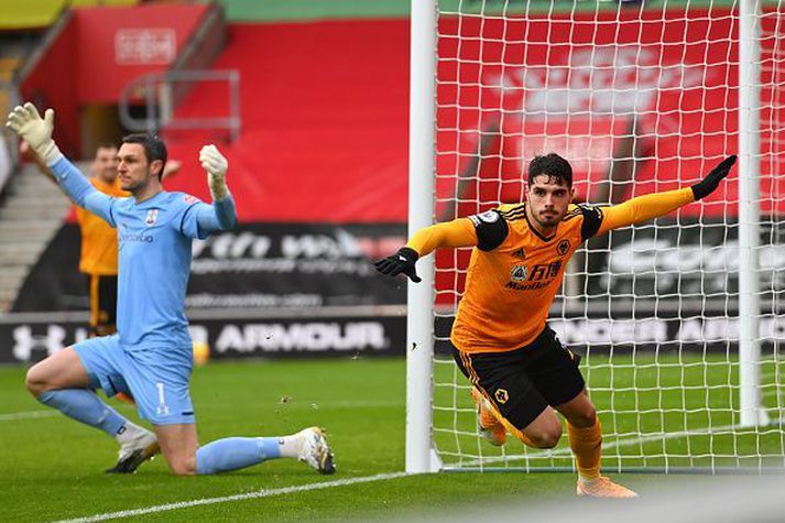 Neto fagnar á meðan Alex McCarthy fórnar höndum.