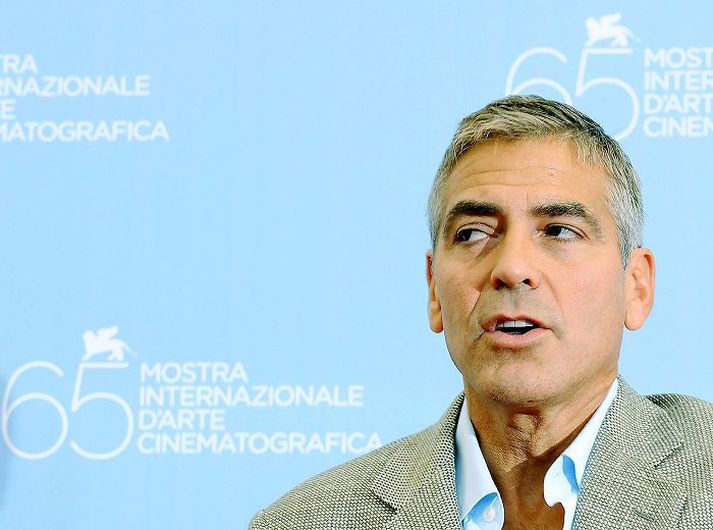 George Clooney er með prumpforrit í símanum sínum og á fjarstýrða prumpblöðru.