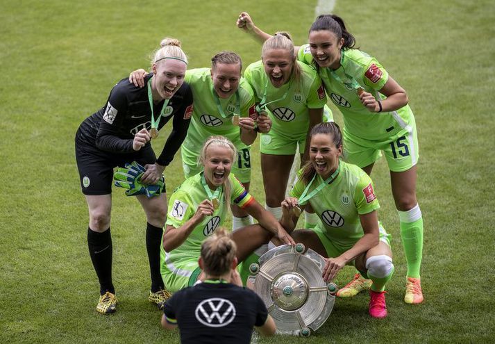 Sara Björk Gunnarsdóttir fagnar hér Þýskalandsmeistaratitlinum með nú fyrrum liðsfélögum sínum í VfL Wolfsburg liðinu.