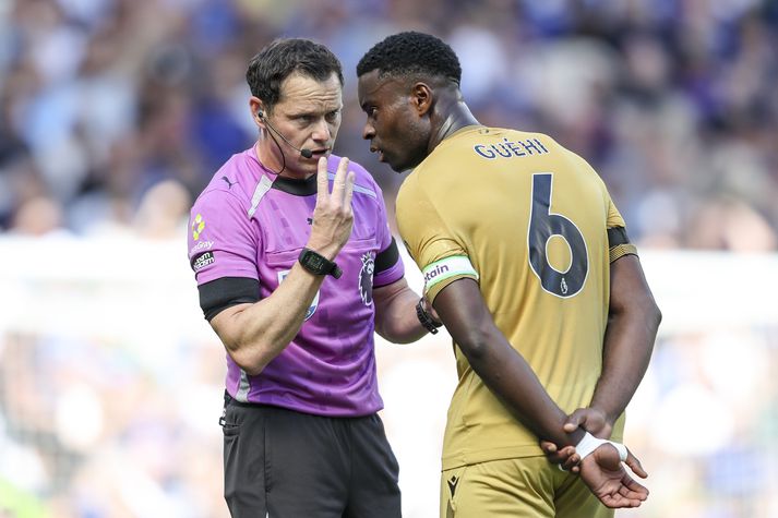 Darren England útskýrir fyrir Marc Guéhi af hverju mark Eberechis Eze var dæmt af.