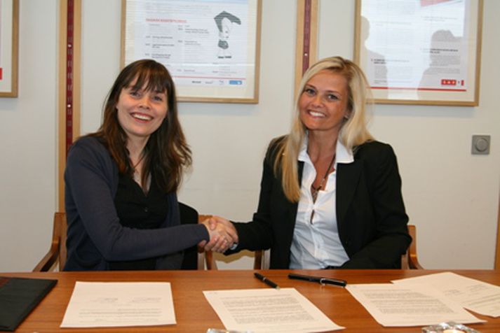 Samstarfið handsalað. Katrín Jakobsdóttir, menntamálaráðherra og Sjöfn Þórðardóttir, formaður Heimilis og skóla.