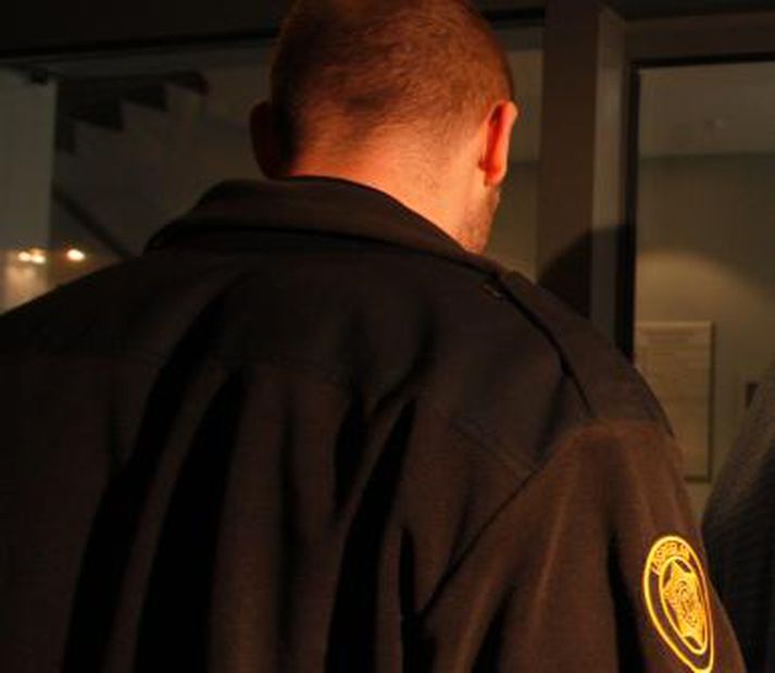 Lögreglumaður við störf. Börn sem upplifa efnahagslega erfiðleika eiga hættu á að lenda í ofbeldi, afbrotum og fíkniefnaneyslu. Mynd/ Anton.