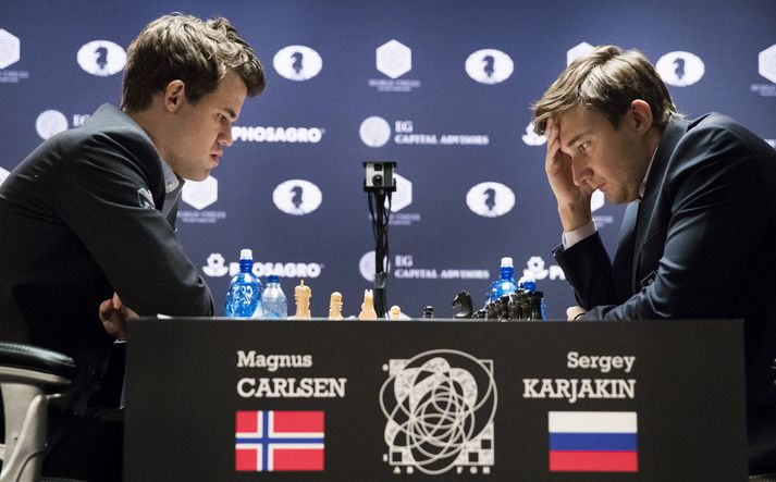 Sé aðeins horft á stigalista FIDE var Carlsen sigurstranglegri fyrir einvígið enda verið stigahæsti skákmaður heims samfleytt í rúm fimm ár. Karjakín nýtur hins vegar dyggrar aðstoðar og hefur ekki látið undan.