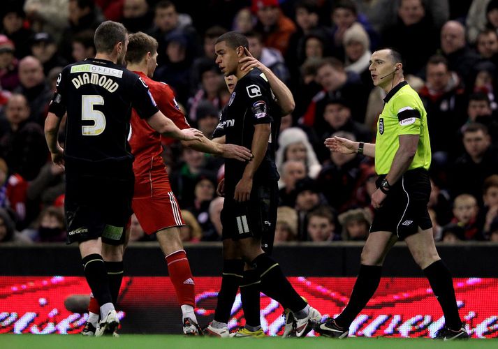 Steven Gerrard reynir að hugga Adeyemi.