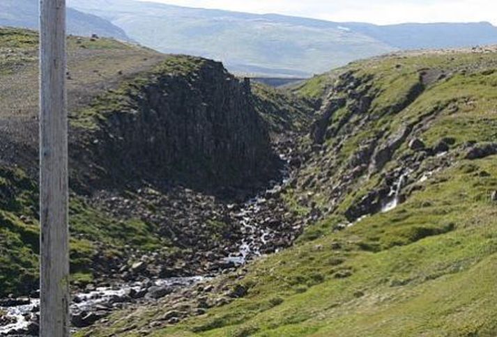 Árfarvegur neðan stíflunnar er nánast þurr eins og sjá má á þessari mynd.