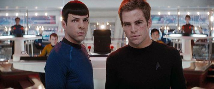 spock og kirk Vúlkaninn Spock og James T. Kirk stjórna Enterprise-geimskipinu sem lendir í hinum ýmsu hremmingum.