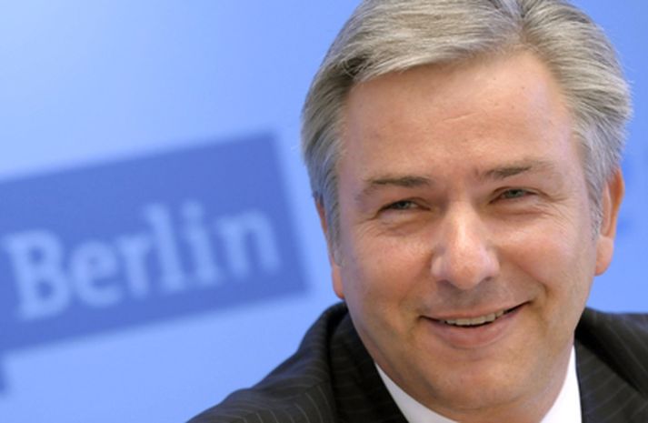 Klaus Wowereit, borgarstjóri í Berlín, afhjúpaði minnismerkið ásamt menningarmálaráðherranum. Mynd/ AFP