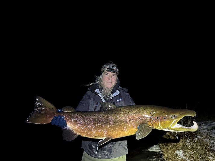 Jóhannes með Haffjarðarárjötunninn eins og hann kallar hænginn, karlkyns laxinn.