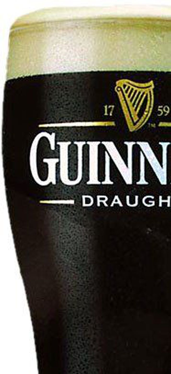 barmafullt glas af guinness. Áfengisframleiðandinn Diageo, sem meðal annars framleiðir Guinness-bjórinn, segir hlýindi í Evrópu hafa dregið úr bjórdrykkju í  fyrra.