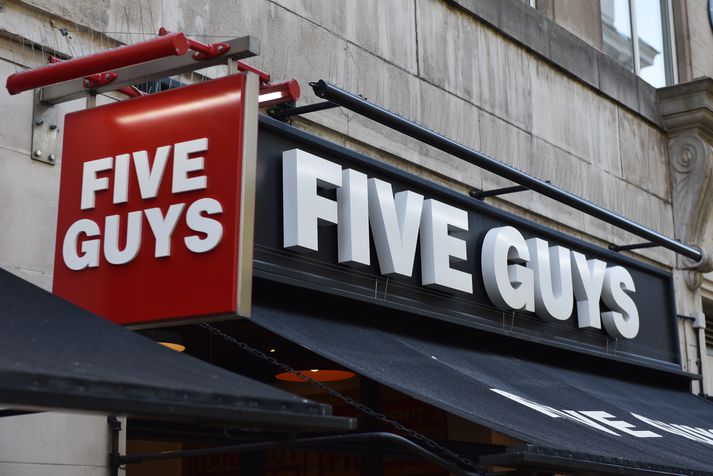 Fimm fóru á Five Guys en enduðu í fangaklefa.