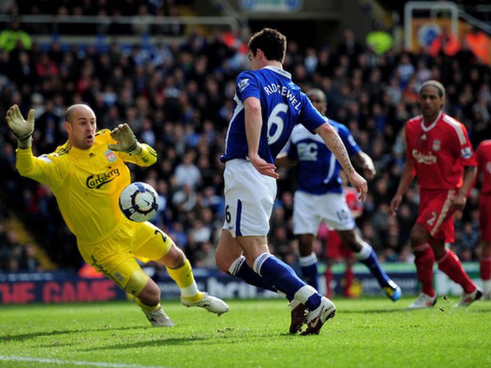 Liam Ridgewell skorar hér jöfnunarmark Birmingham framhjá Pepe Reina.