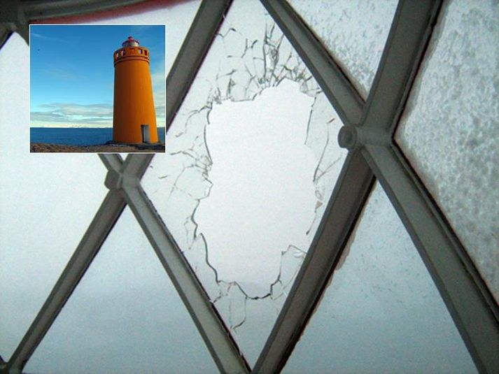 Einhver skaut í gegnum rúðuna og í rauða ljósið þannig vitinn gaf frá sér vitlaust merki.