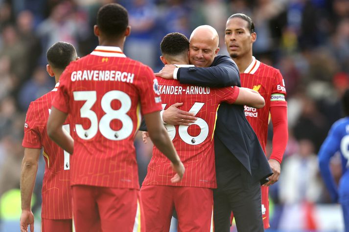 Arne Slot faðmar Trent Alexander-Arnold eftir að hann tryggði Liverpool sigur á Leicester City.