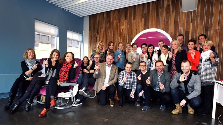 Starfsmenn WOW air með fjólubláu töluna sína.
