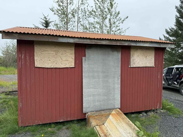Magnús vonar að einhver hafi séð þegar kofinn var fluttur burt og hafi samband. 