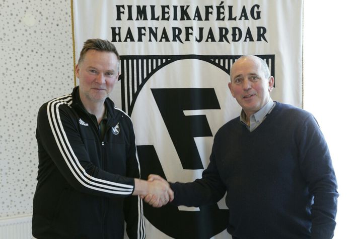 Heimir og Jón Rúnar Halldórsson, formaður knattspyrnudeildar FH, handsala samninginn í hádeginu.