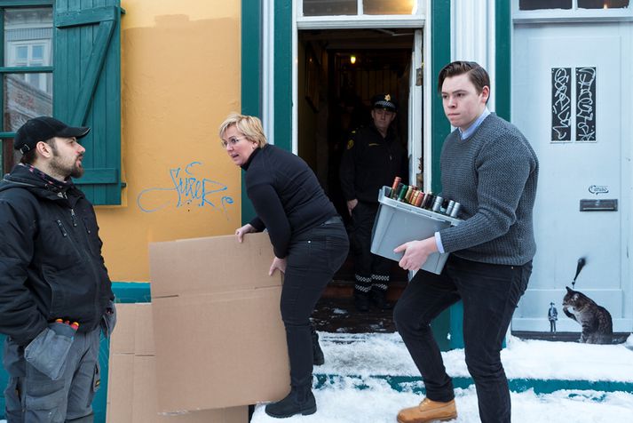 Eigendur og starfsmenn Caruso hjálpuðust að við að flytja mat og vín út af veitingastaðnum í dag. 