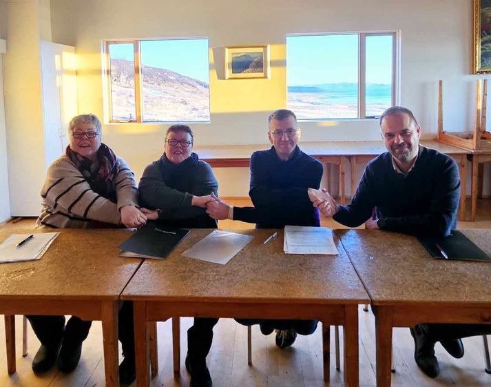 Sigrún Birna Halldórsdóttir, Steinunn Helga Halldórsdóttir, Baldur Ingvarsson  og Björn Bjarni Þorsteinsson, sveitarstjóri Dalabyggðar, við undirritun kaupsamningsins.