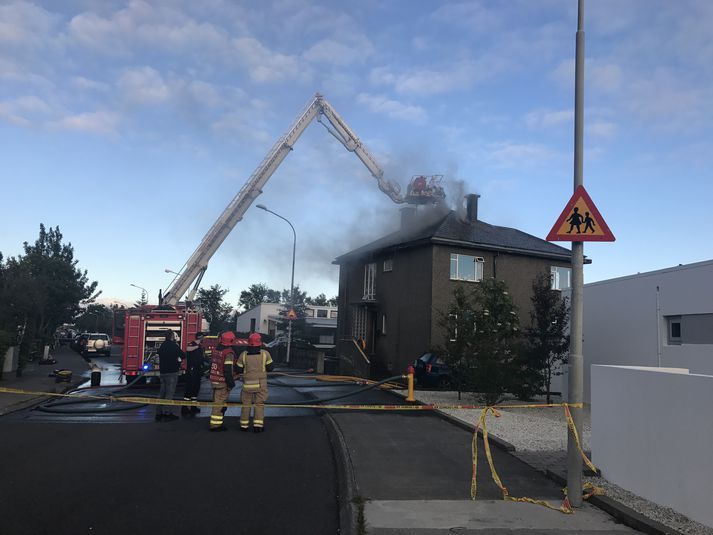 Frá vettvangi brunans við Bauganes í gærkvöldi