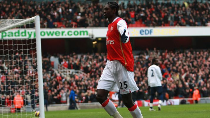 Emmanuel Adebayor fagnar hér marki fyrir Arsenal á móti Tottenham.