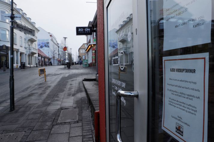 Það eru fáir á ferli í miðbæ Reykjavíkur þessa dagana. Engir ferðamenn þar sem nánast allt flug í heiminum hefur lagst af og fáir Íslendingar vegna samkomubannsins.