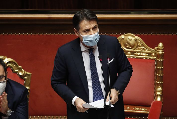 Giuseppe Conte, forsætisráðherra Ítalíu, stóð af sér vantraustillögu í síðustu viku.