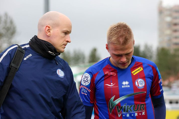 Óttar Bjarni fylgir sjúkraþjálfaranum Davíð Erni Aðalsteinssyni af velli í gær.