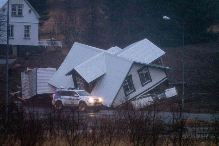 Lögregla stendur vaktina á svæðinu en eins og sjá má er húsið gjörónýtt.