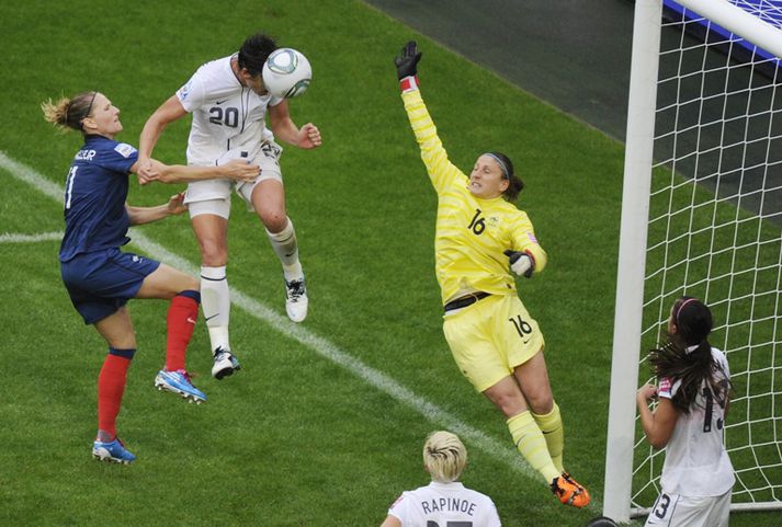 Wambach stangar hér boltann í netið og kemur bandaríska liðinu í 2-1.
