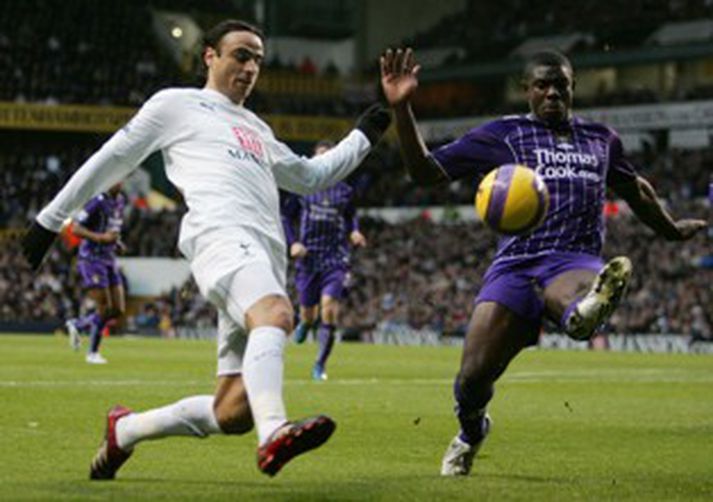 Dimitar Berbatov átti frábæran leik hjá Tottenham í dag og hér er hann í baráttu við Micah Richards hjá City