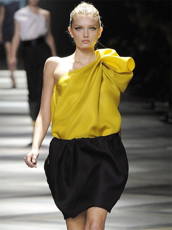 Nærvera Lily vakti mikla athygli viðstaddra í Hafnarhúsinu. Hér er hún á sýningu hjá Lanvin á tískuvikunni í París.