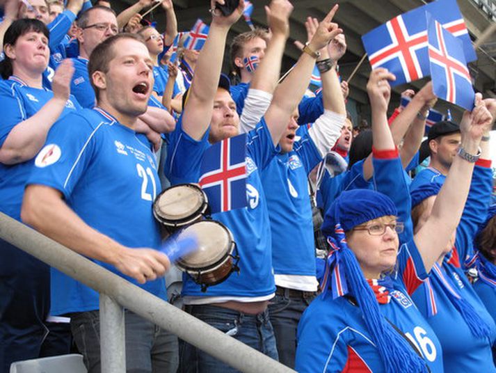 Makaklúbbur kvennalandsliðsins er áberandi í stúkunni og hér má sjá þá Brynjar Már Valdimarsson  (Kristín Ýr Bjarnadóttir), Björn Sigurbjörnsson (Sif Atladóttir) og Þorvaldur Makan Sigbjörnsson (Katrín Jónsdóttir) skemmta sér og öðrum í stúkunni.