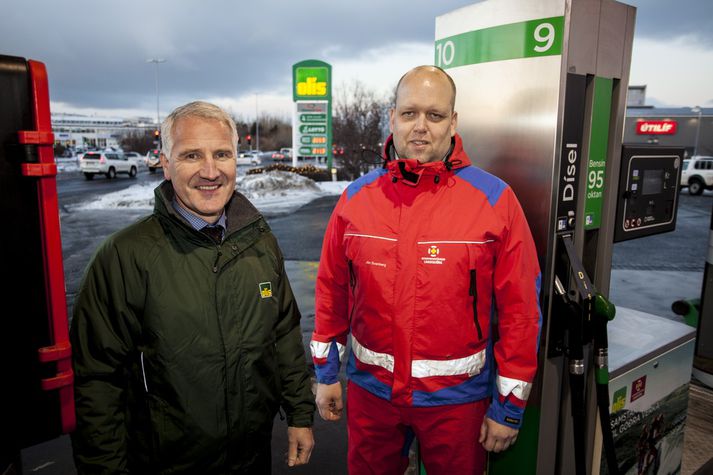 Jón Ólafur Halldórsson, forstjóri Olís, og Jón Svanberg Hjartarson, framkvæmdastjóri Slysavarnarfélagsins Landsbjargar, stóðu þjónustuvaktina saman hjá Olís í Álfheimum í morgun.