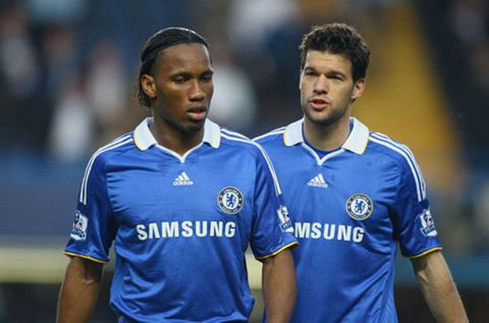 Michael Ballack er hér ásamt Didier Drogba. Ballack hefur náð sér af meiðslum sínum.