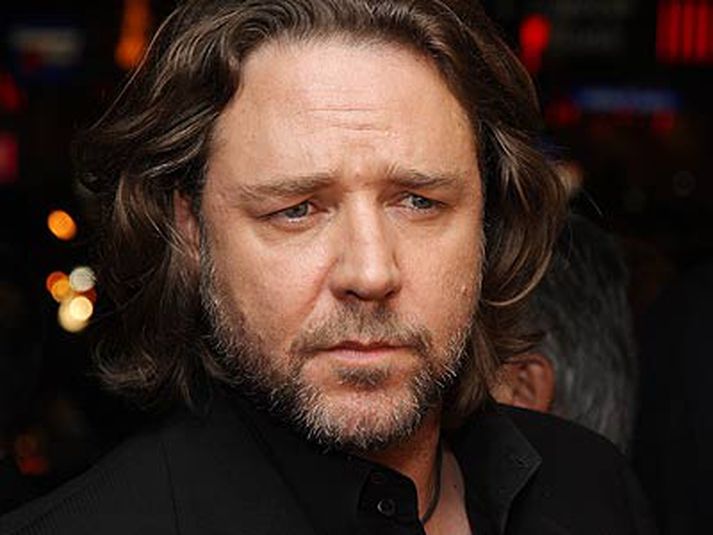 Russel Crowe sagðist vera jákvæður fyrir því að stjórna útvarpsþætti á útvarpstöðinni X-inu 977.
